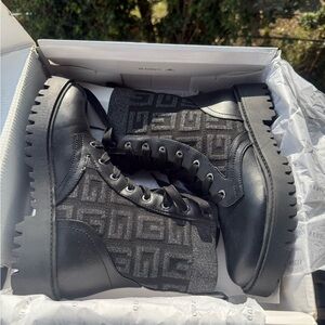 GUESS Olinia Combat Boots – Women’s 9.5 – Black – Worn Once/Like New